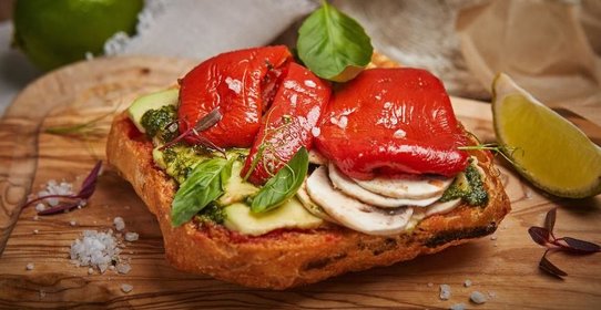 Хрустящая брускетта с печеным болгарским перцем