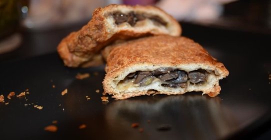 Слойки с шампиньонами