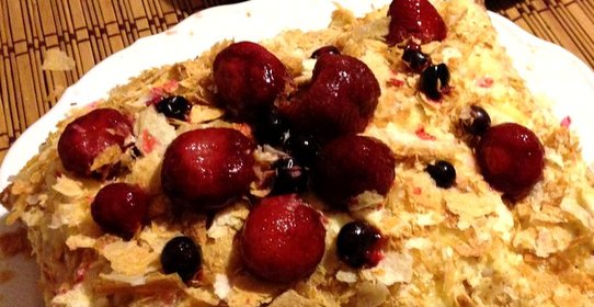 Торт «Наполеон» со свежей клубникой и ликером «Бейлис»