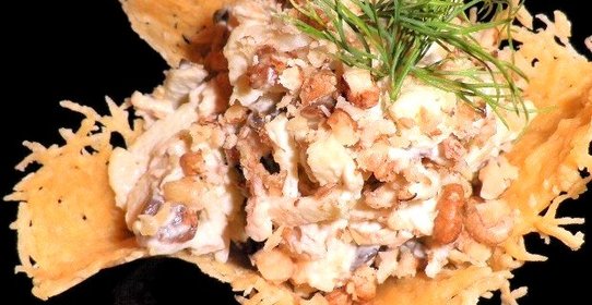 Салат в корзинке из сыра