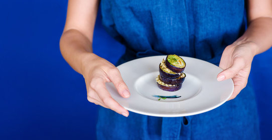 Баклажаны, фаршированные сыром с голубой плесенью и миндалем