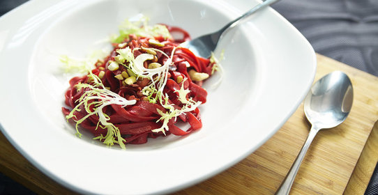 Паста с орешками и свекольным соком