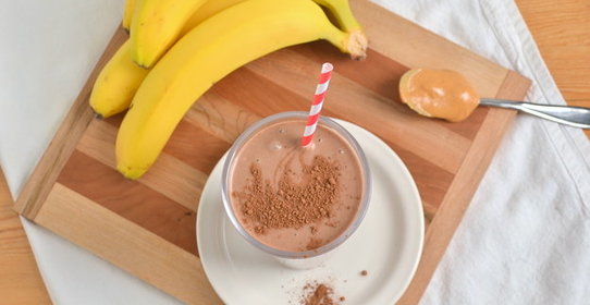 Шоколадный смузи с бананом и кокосовым молоком