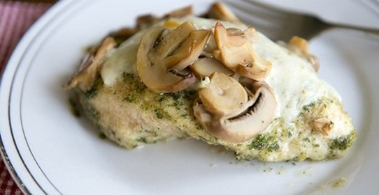 Курица в соусе песто