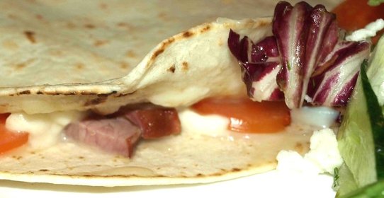 Итальянская лепешка с помидорами, копченной говядиной и сыром моцарелла