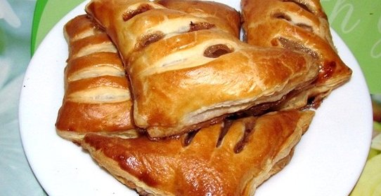 Булочки из слоеного теста с яблоками