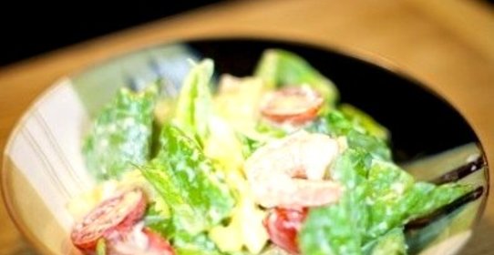 Салат с креветками и ананасами