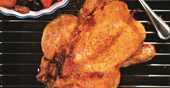 Запеченная курица с сухофруктами и карамелью