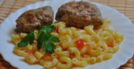 Макароны с котлетами