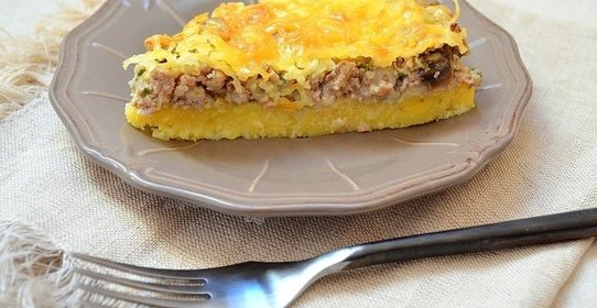 Пирог с полентой и мясом