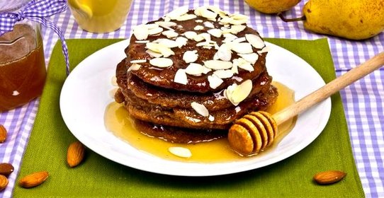 Оладьи с грушами, миндалем и корицей