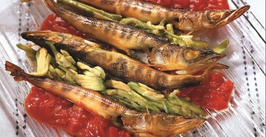 Рыба ледяная с томатным чатни и салатом из огурцов