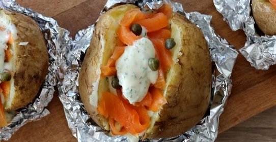 Печеный картофель с форелью и сливочным соусом