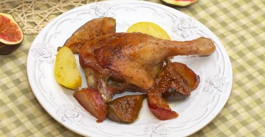 Медовая утка, запеченная с инжиром и яблоками