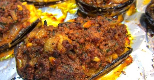 Баклажаны, фаршированные фаршем, в духовке