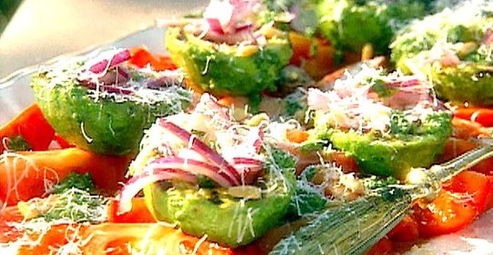 Салат из авокадо и красного лука