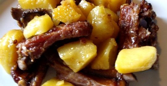 Картошка с ребрышками в горшочке