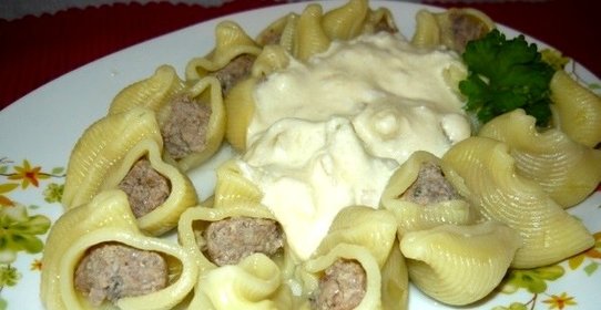 Фаршированные ракушки под сливочным соусом