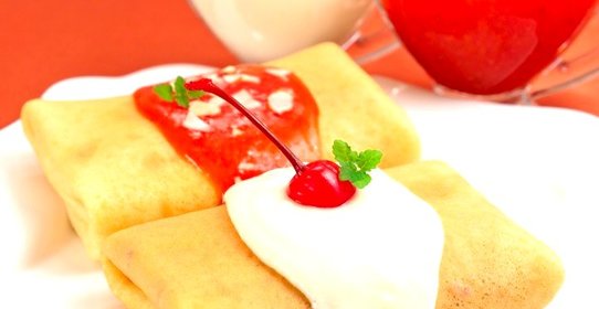 Блины с творогом, вишней, клубничным и ванильным соусом