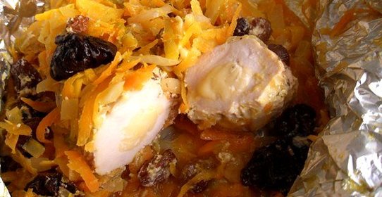 Куриное филе, запеченное в фольге с морковью и черносливом
