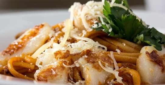 Лингвини с гребешками в томатном соусе