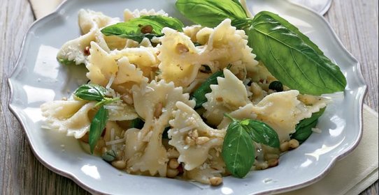 Паста фарфалле с кедровыми орешками, печеным чесноком, сыром и каперсами