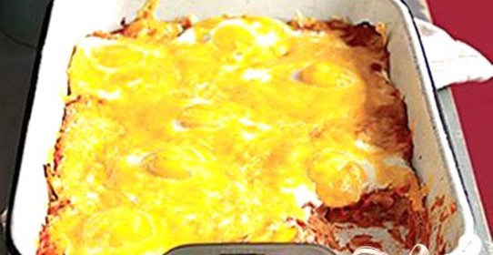 Запеченные лепешки с яйцами и томатным соусом