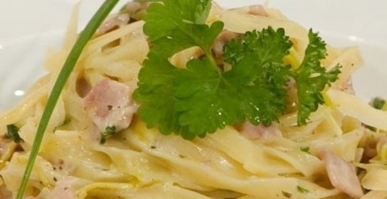 Тальятелле Barilla с вареной ветчиной и луком-пореем
