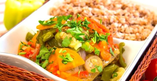 Курица с овощами, тушенная в фольге