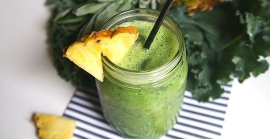 Смузи из капусты кале с ананасом и шпинатом