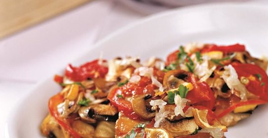 Скумбрия по-болгарски под винным соусом