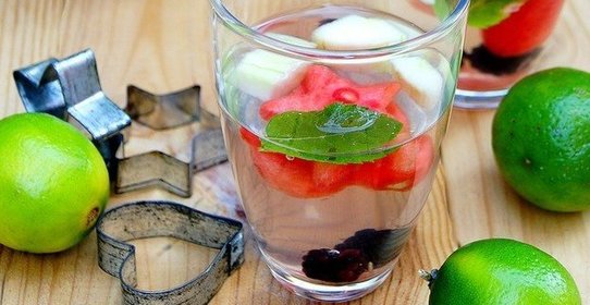 Освещающий напиток с огурцом, лаймом и арбузом