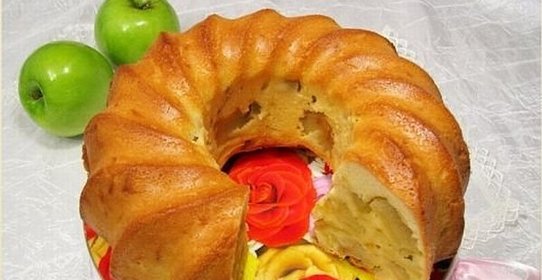 Шарлотка с яблоками на кефире