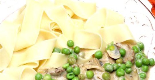 Спагетти с горошком и белыми грибами