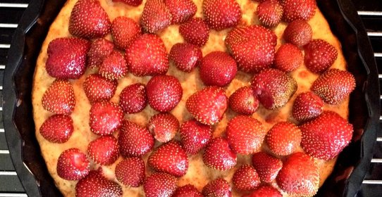 Бисквитный пирог с клубникой