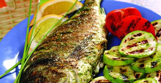 Дорада с цукини, томатами и чесноком