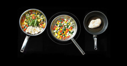 Теплый салат с руколой и куриным филе