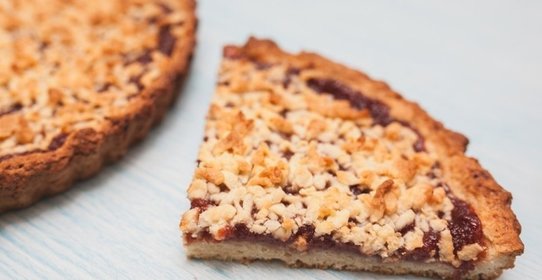 Тертый пирог с айвовым вареньем