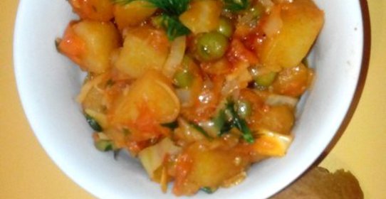 Картофель тушеный с овощами и зеленым горохом