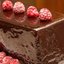 Шоколадный кекс в глазури с малиной