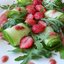 Салат с клубникой, огурцами и рукколой