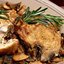 Жаркое из курицы с грибами, луком и розмарином