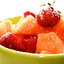 Летний салат с дыней и клубникой