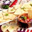 Кукурузные чипсы с соусом сальса из помидоров