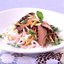 Тайский салат с рисовой лапшой и говядиной