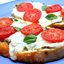 Горячие бутерброды с брынзой, помидорами и зеленью