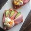 Бутерброд с мясной нарезкой и яйцом-пашот