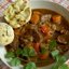 Стю из говядины со сливами и сконами