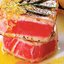 Тунец с чесночным маслом и гарниром из груши