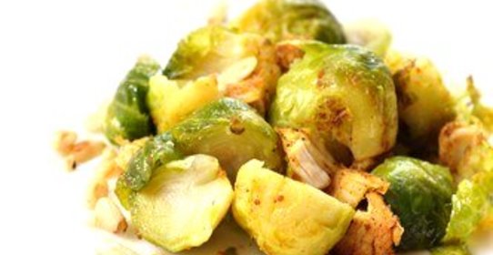 Жареная брюссельская капуста с кедровыми орешками в бальзамическом винегрете